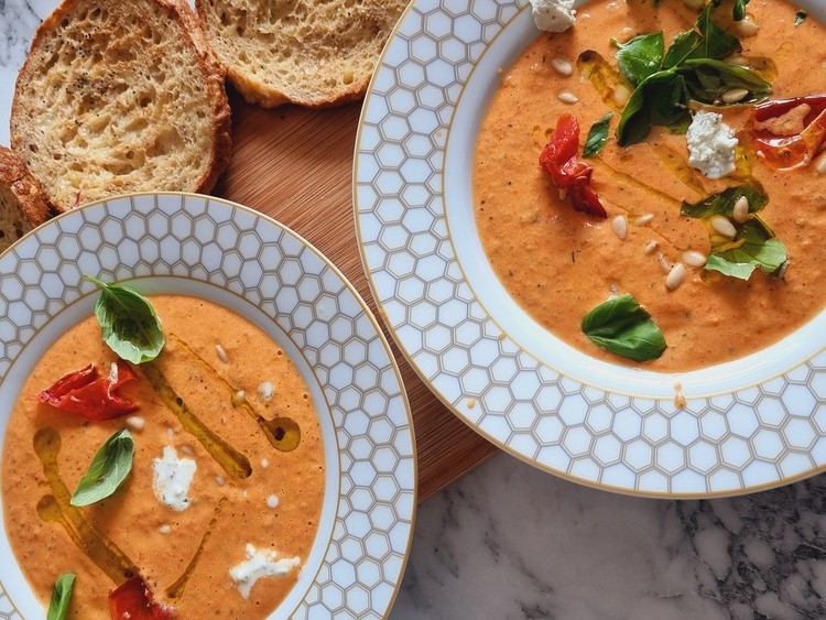 Rostad tomatsoppa vitlök och örter 