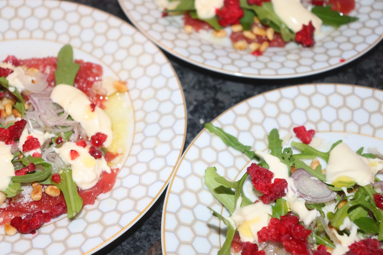 Carpaccio med Dijonnaise, rucola och pinjenötter 