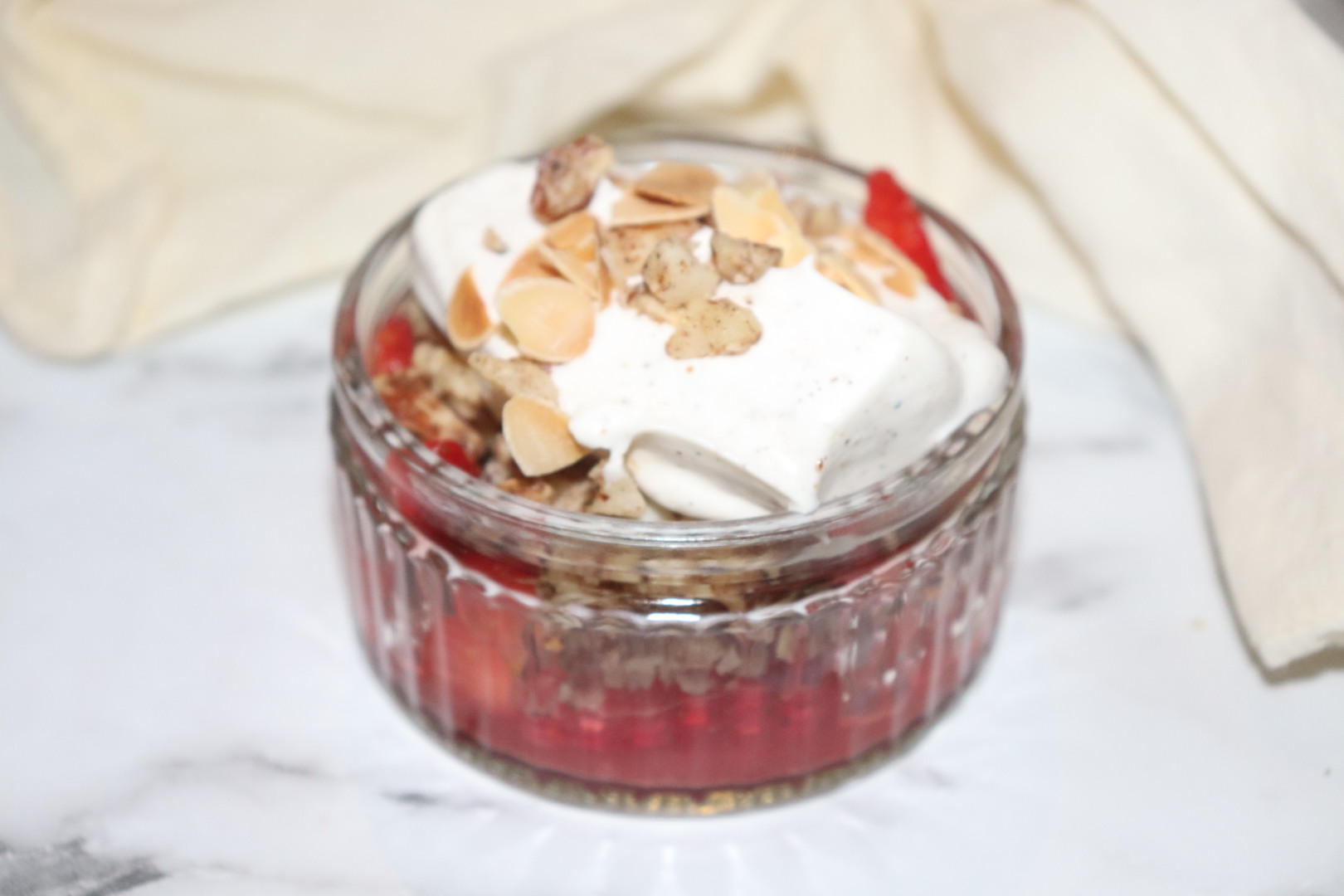 Citrus marinerade jordgubbar med vanilj-crème fraiche