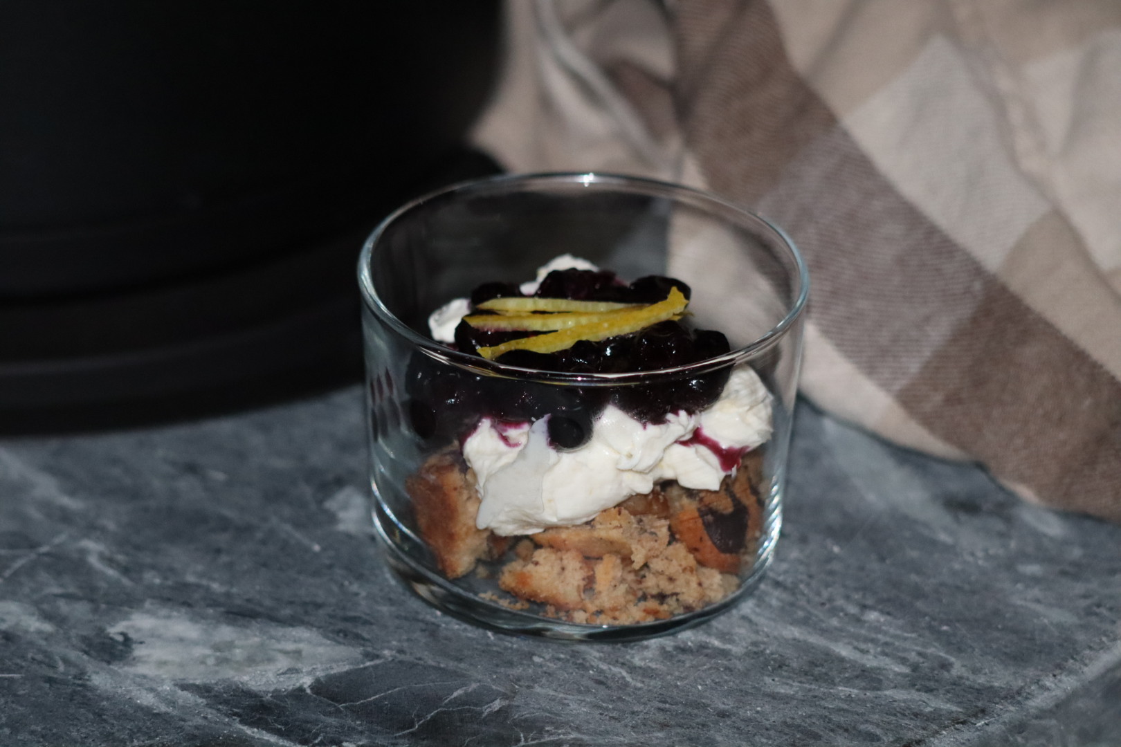 LCHF Cheesecake med blåbär och cookies