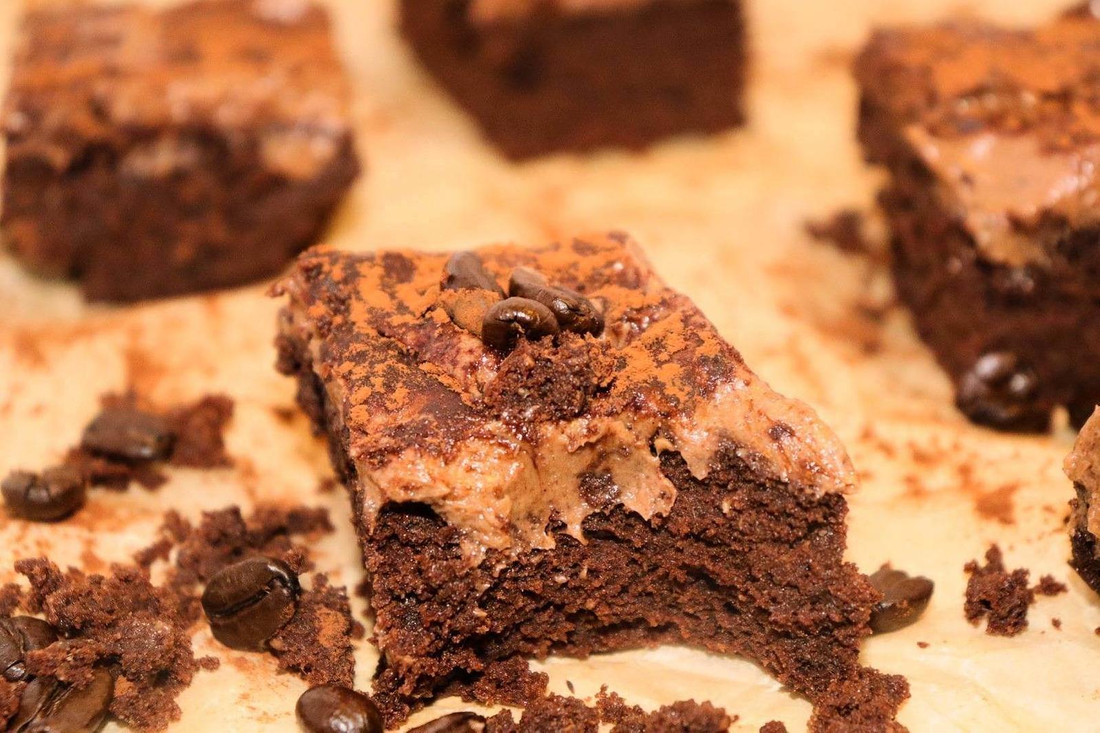 Brownies på kokosmjöl med mockakräm